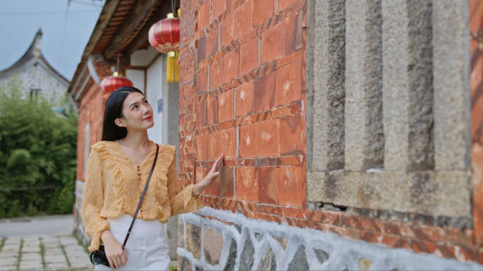 女生旅游厦门闽南古厝散步拍照旅行放松度假