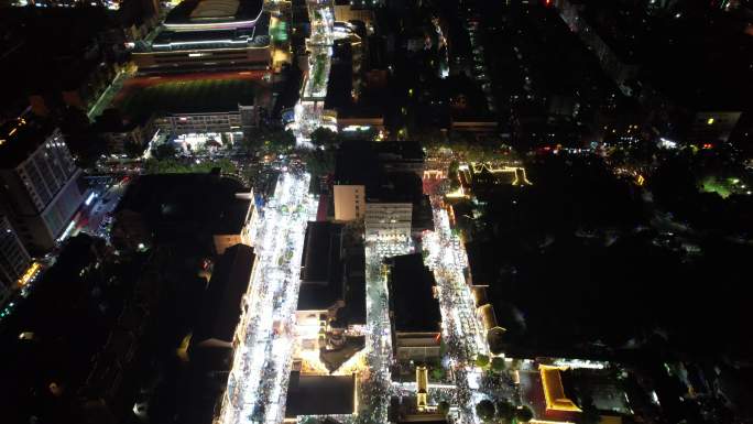 江苏连云港夜景步行街人流航拍