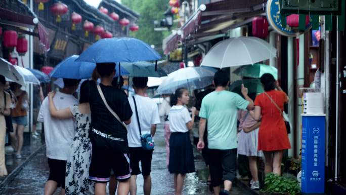 4K下雨天古镇老街人流