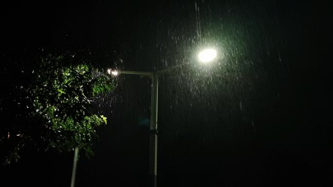 雷雨之夜路灯光闪烁下雨大雨暴雨暴雨闪电