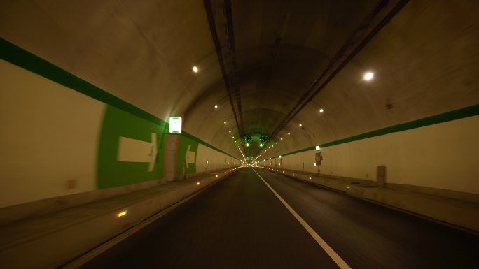 车辆行驶在隧道内主观拍摄