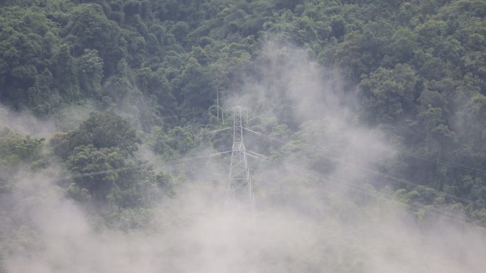 高山峡谷云雾中的输电塔
