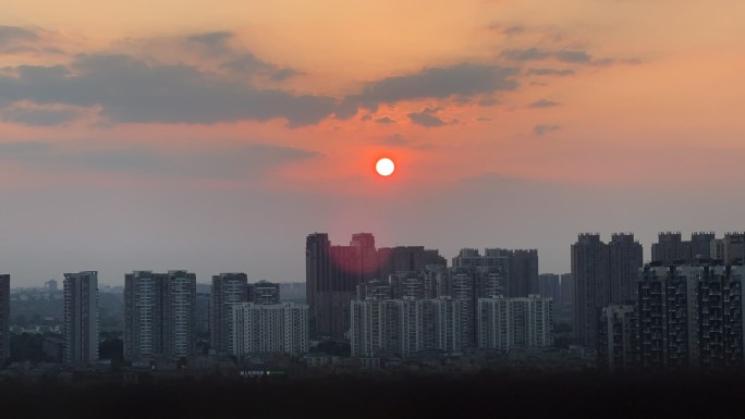 城市背景下的夕阳