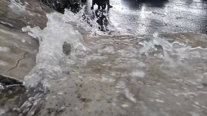 雨天积水车轮转动积水路面水花飞溅雨天车流