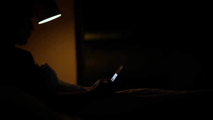 (4k原创)床上看手机坐在床上看手机
