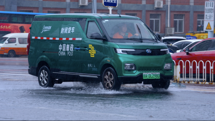 雨天行驶的中国邮政车辆