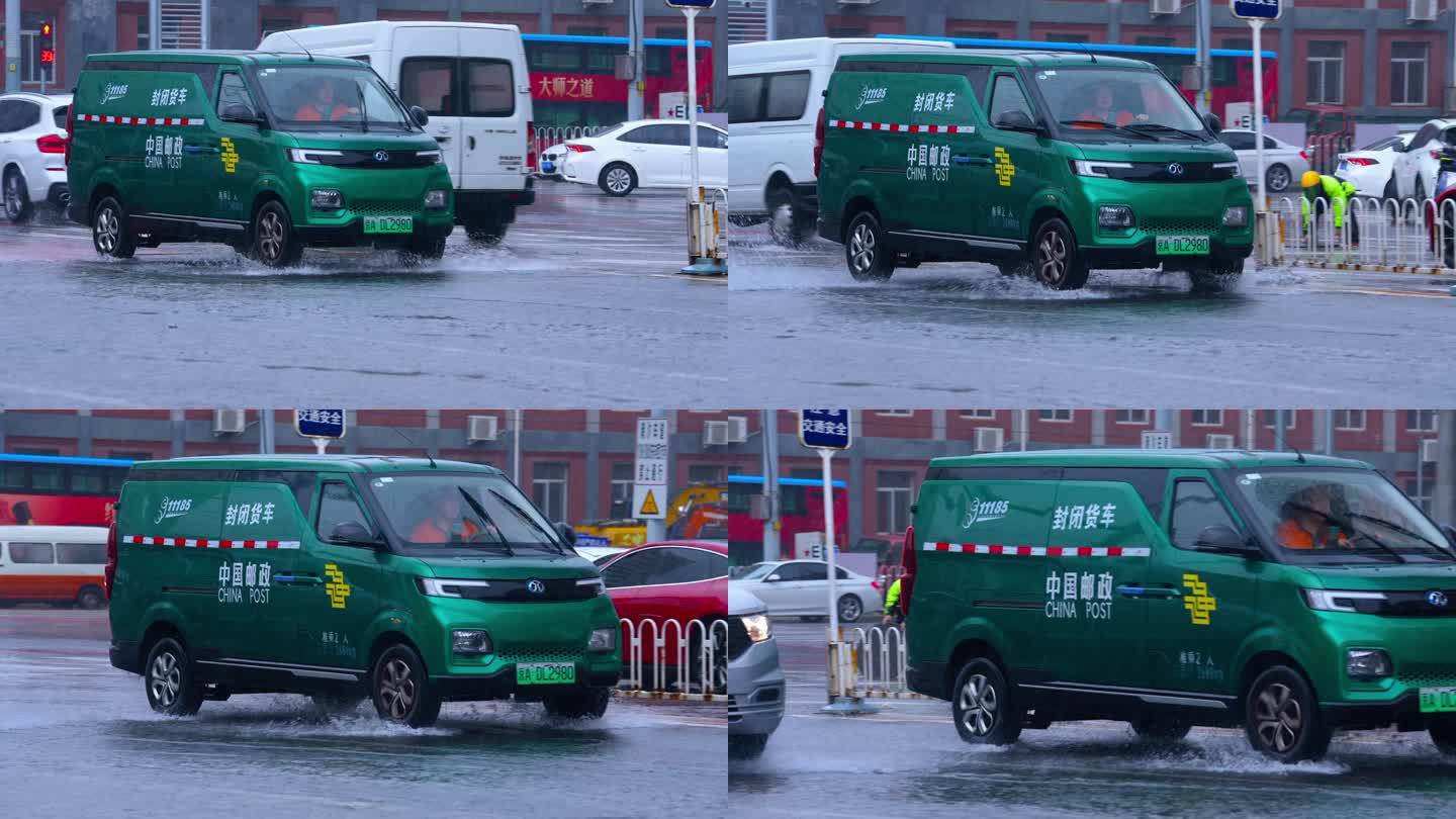 雨天行驶的中国邮政车辆