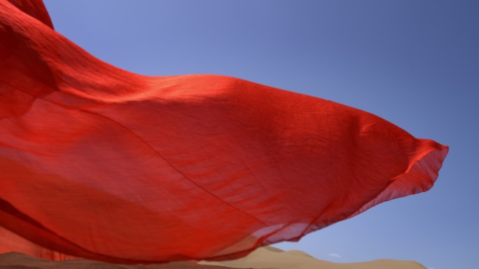 沙漠中红裙女人的裙摆随风飘扬红裙