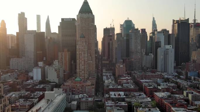 航拍纽约曼哈顿上东区摩天大楼日出汽车街道