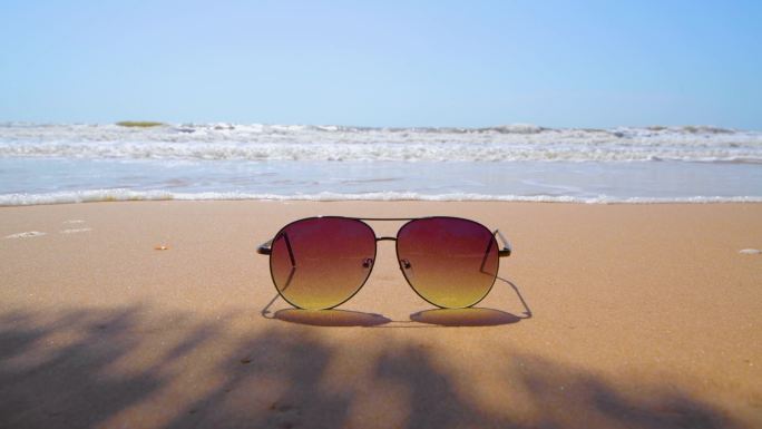 海岸沙滩与太阳眼镜