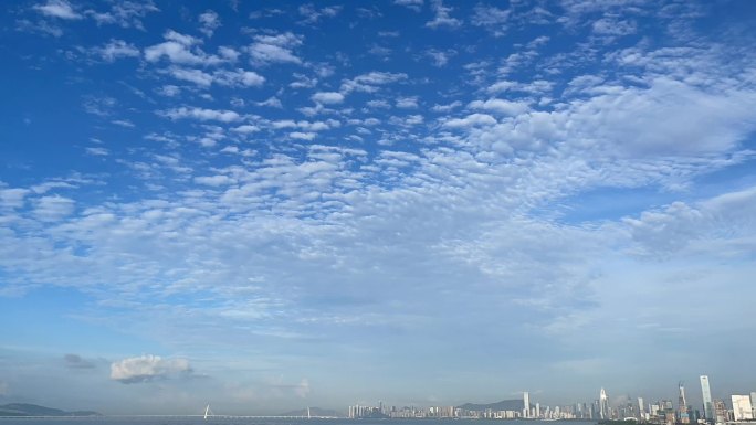 沿海城市蓝天白云晴朗天空