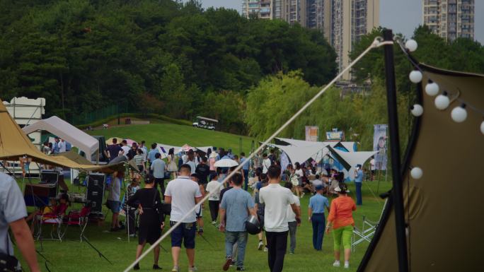 黑皮美女开心自拍 露营基地人陆续进场