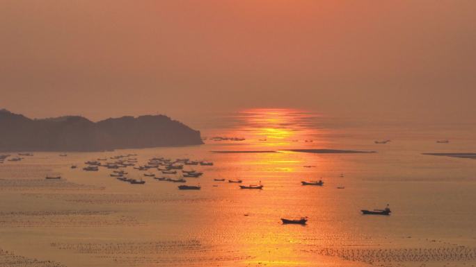 夕阳下的海洋牧场网箱渔船航拍