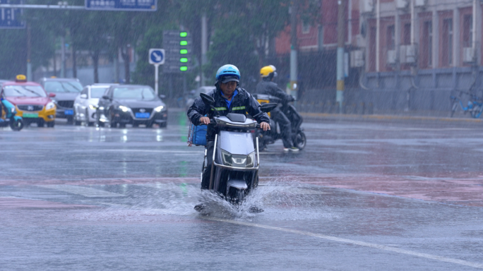 城市下雨天的闪送快递员外卖员