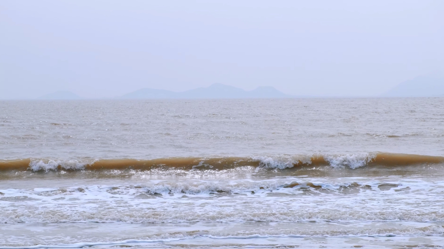 大海海滩，海水涌动冲刷沙滩，泛起泡沫