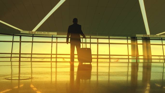 机场夕阳男士男人行李箱
