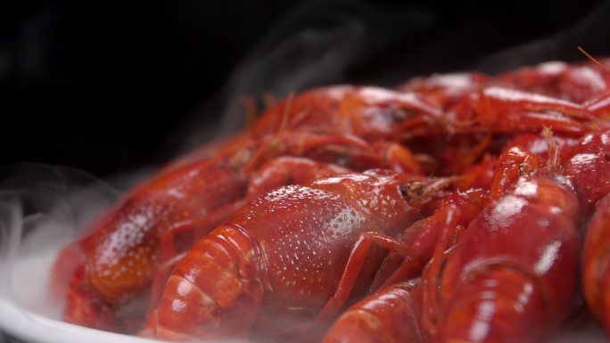 龙虾美味的小龙虾摆在盘中美食小吃烧烤夜市