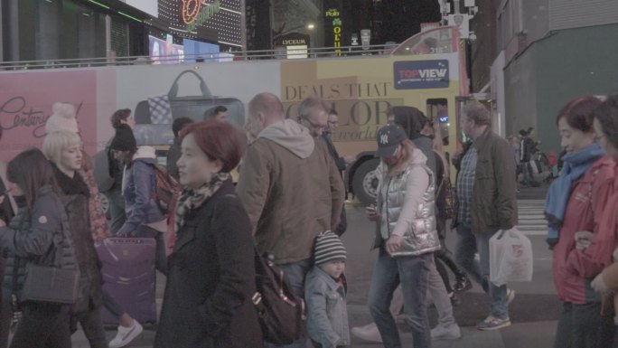 在纽约时代广场附近的交通车流和行夜景