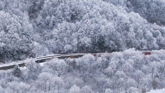 秦岭顶分水岭雪景汽车行驶盘山公路4K航拍