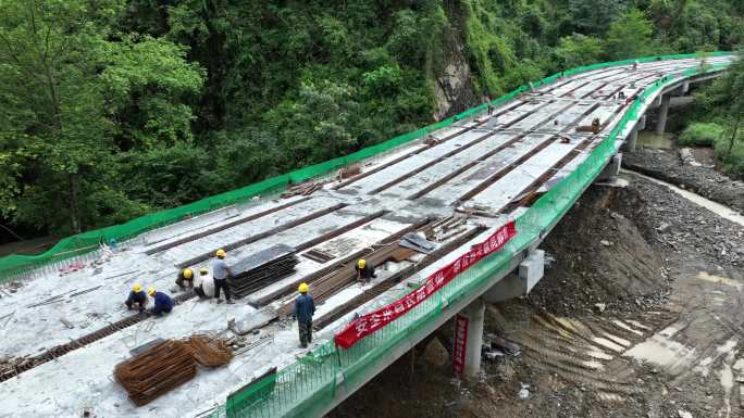 航拍山区修路