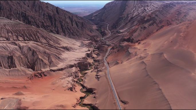 新疆吐峪沟沙漠戈壁大峡谷1