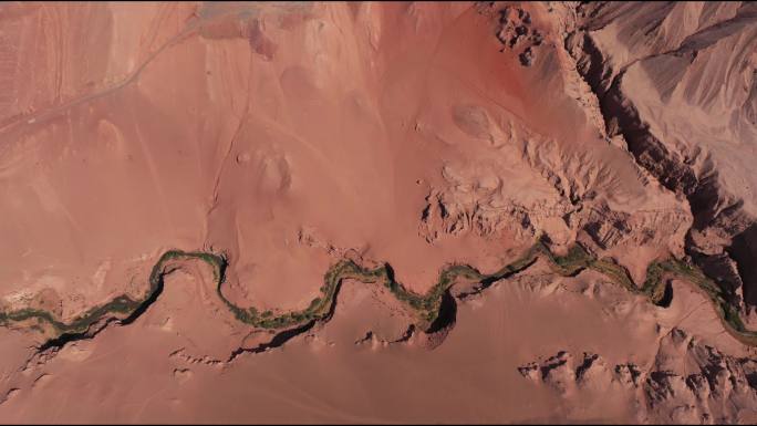 新疆吐峪沟沙漠大峡谷沙漠公路