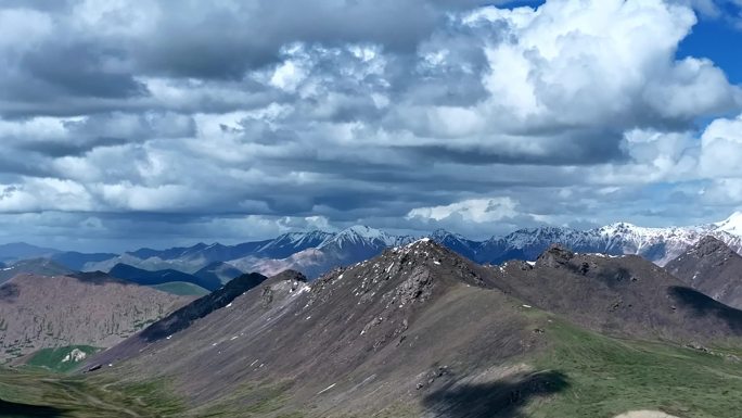 航拍阿尼玛卿雪山山峦