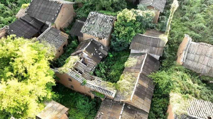 破旧废弃无人居住的村庄