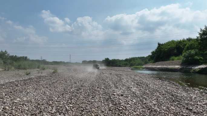 越野车河道越野自驾涉水