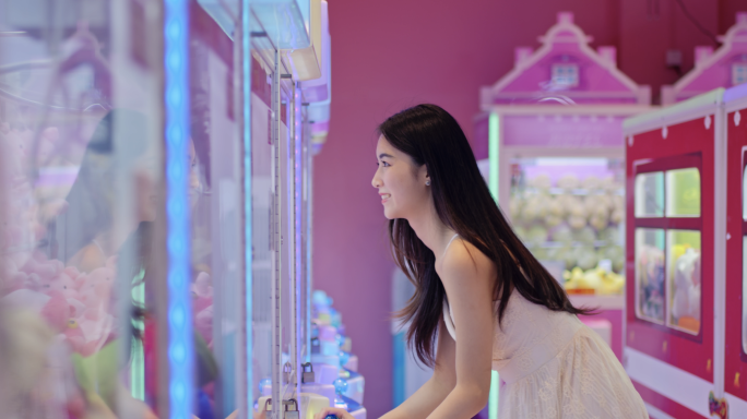 逛街娃娃机购物吃零食女大学生女孩少女美女