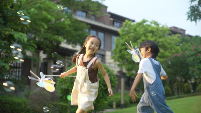 4K Log 小孩手拿风车在气泡中追逐