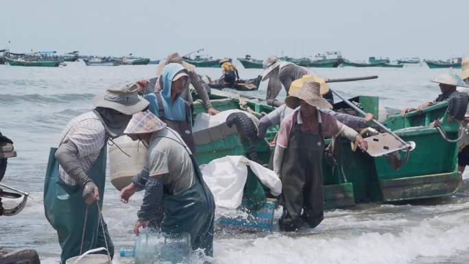 海鲜市场港口码头人群汹涌渔船进港交易买卖