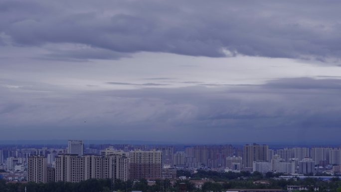 乌云从城市上空飘过