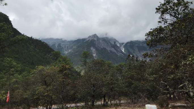 云南 雪山 公路 森林 林间小屋  天空