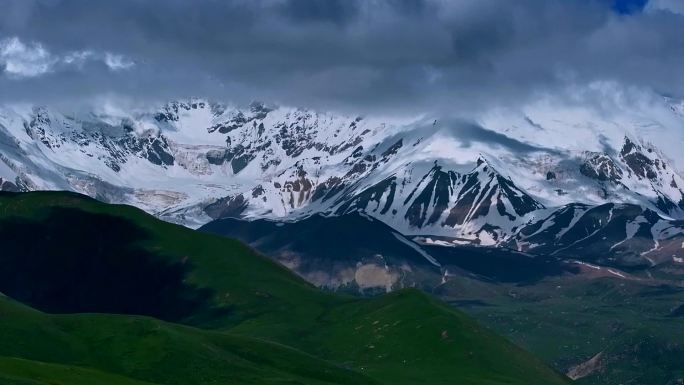 雪山山峦阿尼玛卿神山航拍