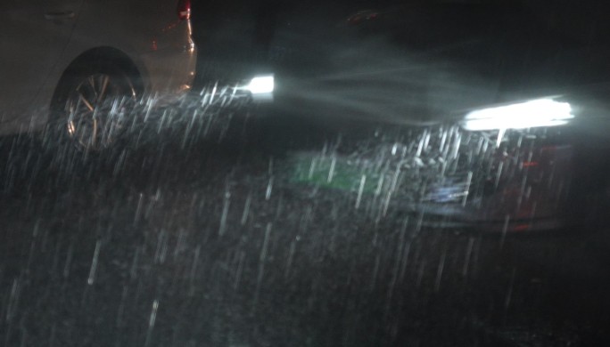 4K下雨暴雨马路车辆路过水花