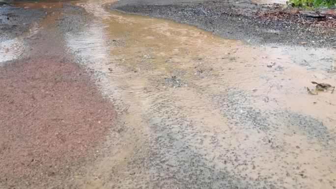 雨点 雨滴 泥泞积水 小雨 水潭 积水