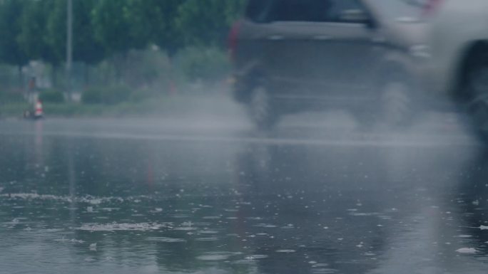 雨中行驶的汽车 行人