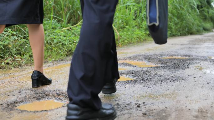 走过泥泞道路的脚步