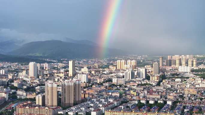 城市中升起一道彩虹