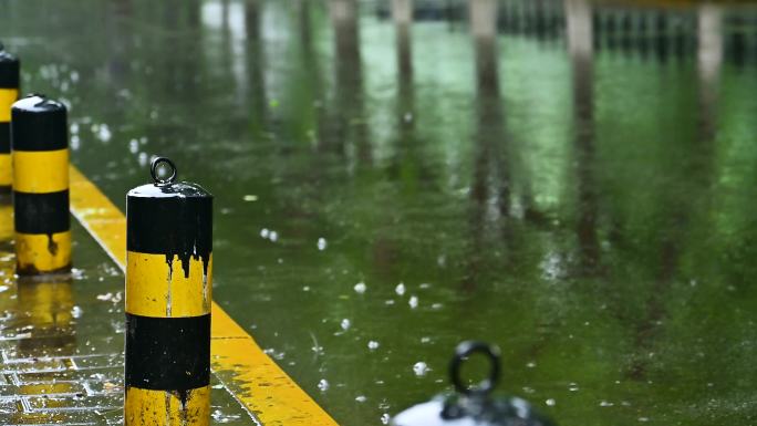 夏天小雨雨滴雨水积水