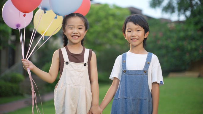 4K Log 小孩手拿气球开心的微笑