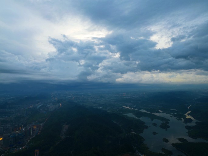 雨后多层叠云城市蓝调时刻环绕延时全画幅