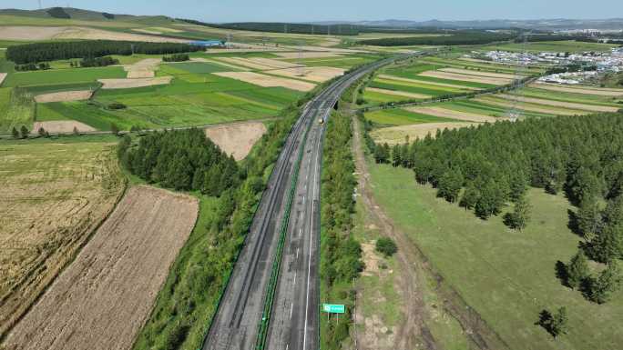 林区秋色田间公路