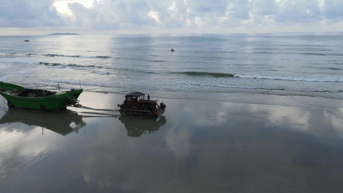 岸边沙滩渔船搁浅渔民赶海拖船航拍