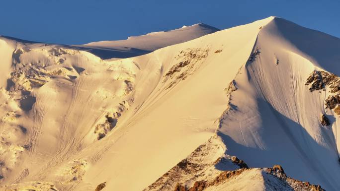 朝阳下的雪山