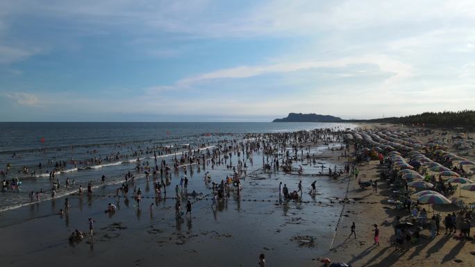 海滩玩水的人群海滨浴场