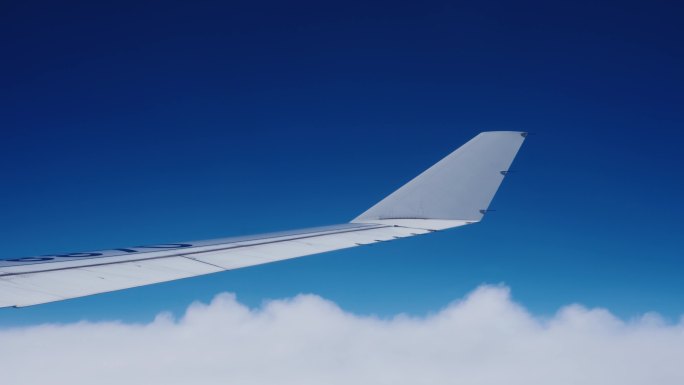 飞机上看窗外机翼划过蓝天白云08
