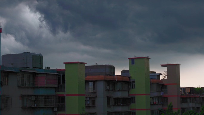 夏日黄昏时分的骤雨