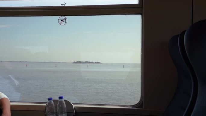 行驶列车窗口，水面湖面海面威尼斯